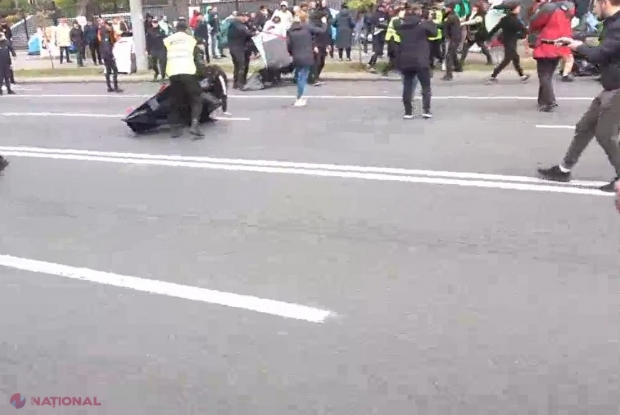 VIDEO // Altercații între POLIȚIE și protestatarii lui Ilan Șor, după ce aceștia au încercat să BLOCHEZE bulevardul Ștefan cel Mare cu zeci de CORTURI