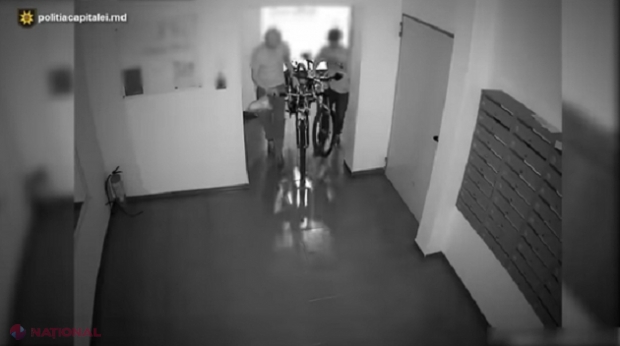 VIDEO // Momentul în care doi inși FURĂ din scara unui bloc din Chișinău două biliclete în valoare de 40 000 de lei: Poliția i-a prins
