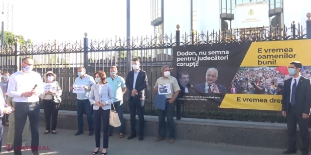 VIDEO // PAS a protestat la Președinție îndemnânându-l pe Dodon să NU-l promoveze pe Vladislav Clima în funcția de președinte al Curții de Apel: „A emis probabil una dintre cele mai grave decizii judecătorești de la independența R. Moldova”