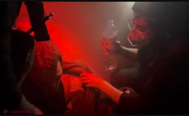 VIDEO // Imagini dramatice din BUNCĂRELE de sub uzina Azovstal din Mariupol. Sute de civili stau în întunericși înghesuială. Aceștia practic nu mai au apă și cer să fie avacuați de URGENȚĂ