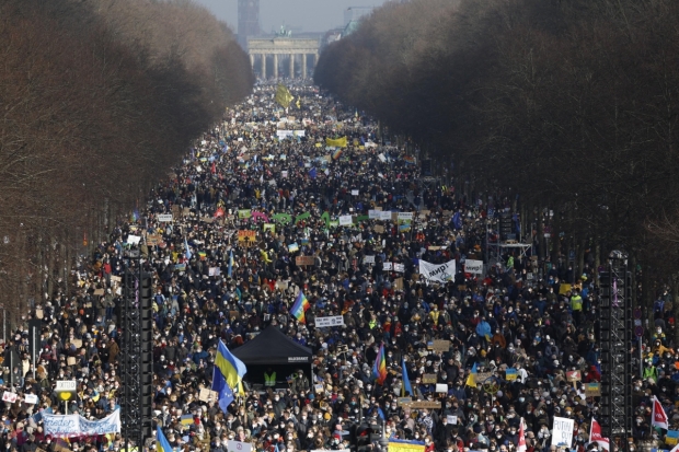 GALERIE FOTO // Toată lumea e DEZLĂNȚUITĂ împotriva lui Putin: Peste 500 000 de oameni au ieșit în stradă la Berlin și l-au comparat cu Hitler: „Putin, hai să derulăm până la partea în care te sinucizi în buncăr”
