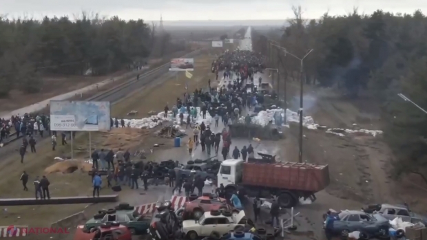 NO COMMENT, VIDEO // Mii de locuitorii din Enerhodar, Ucraina, s-au adunat pentru a OPRI coloana de tehnică militară a Rușilor. Oamenii și-au învins FRICA