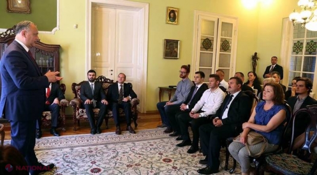 Doi oameni în cruce și un copil SPERIAT! Dodon despre întâlnirea cu „diaspora” din Ungaria: „Atmosferă foarte caldă”