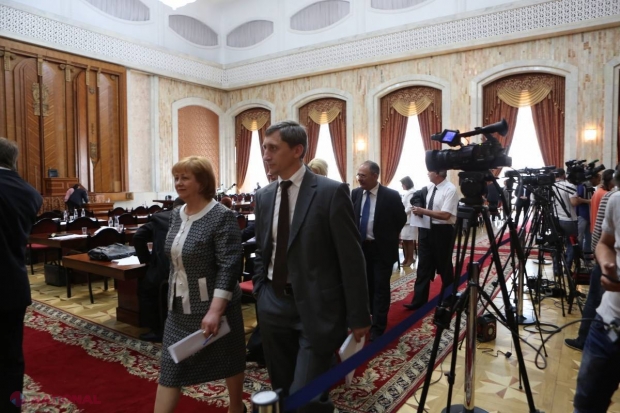 De ce s-au supărat comuniștii și au părăsit ședința Parlamentului