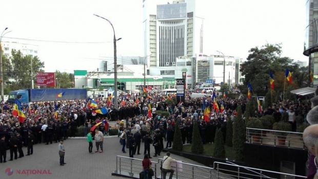 VIOLENȚE în fața clădirii de birouri a lui Vlad Plahotniuc. Provocatorii au aruncat cu pietre
