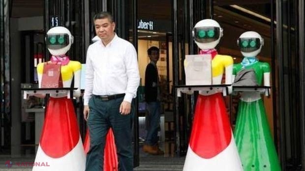 FOTO // Aroganţa unui milionar - merge la cumpărături însoţit de roboţi