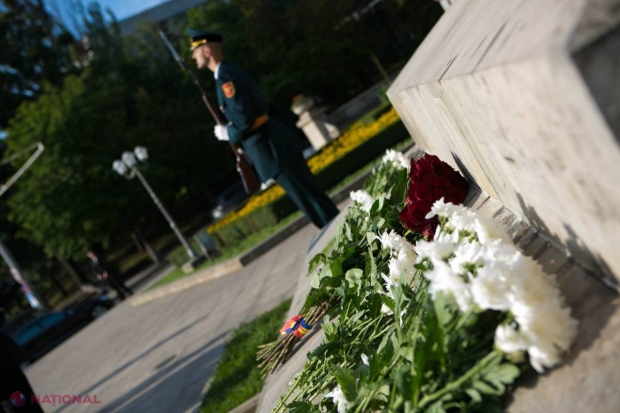 FOTO // Sute de persoane au depus flori la monumentul lui Ștefan cel Mare și Sfânt. 509 ani de la moartea domnitorului