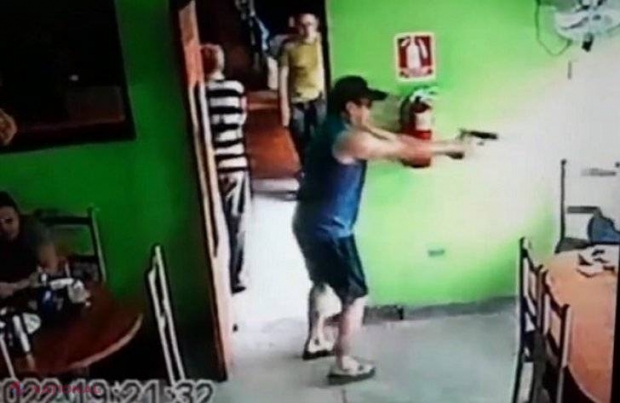 VIDEO // Ucigașul plătit intră în bar cu arma în mână, dar o fetiță îi BLOCHEAZĂ ușa…