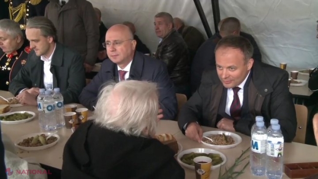FOTO // Pavel Filip și Andrian Candu, la masă alături de veterani. Aceștia au mâncat terci ostășesc și castraveți murați