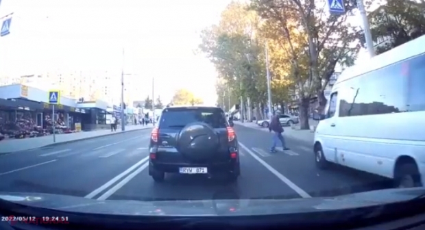VIDEO, UPDATE // Șoferul a fost IDENTIFICAT și pedepsit: Momentul în care un microbuz de rută „DOBOARĂ” un pasager pe o trecere de pietoni în Chișinău și își continuă nestingherit drumul