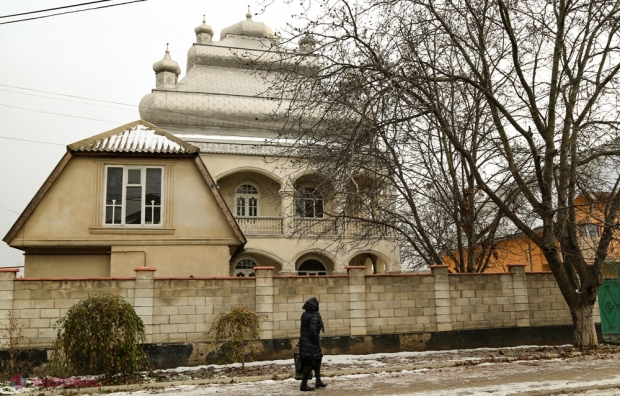 RISE Moldova: O firmă a premierului Pavel Filip a cumpărat, cu milioane de lei, casa aflată peste gard de cea în care locuiește oficialul