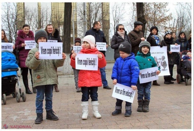Protest cu PICI la Parlament. „Vrem copii fericiți”