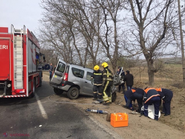 VIDEO, FOTO // Accident cumplit în Anenii Noi: Doi morți, după ce un TAXI s-a ciocnit cu un autobuz