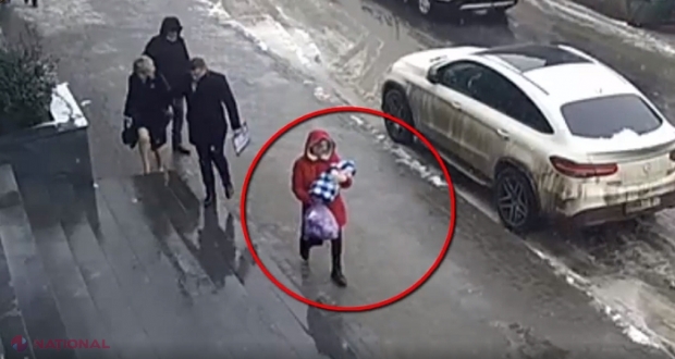 VIDEO // Femeia care și-a abandonat bebelușul în scara unui bloc din Chișinău, surprinsă cu micuța în brațe de către camerele de supraveghere: Poliția solicită ajutor pentru a o identifica