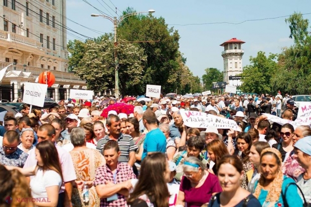 „Jos mâinile de pe magazinele sociale”. Mii de oameni au protestat împotriva intenției PAS, PPDA și PLDM de a lichida magazinele sociale