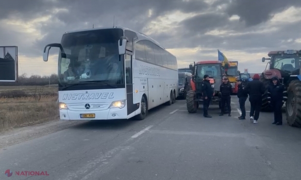 Fermierii continuă să BLOCHEZE drumul de acces către PTF Leușeni - Albița. Peste 120 de camioane nu pot să-și continue drumul, iar peste 230 de automobile au fost redirecționate spre alte puncte de trecere