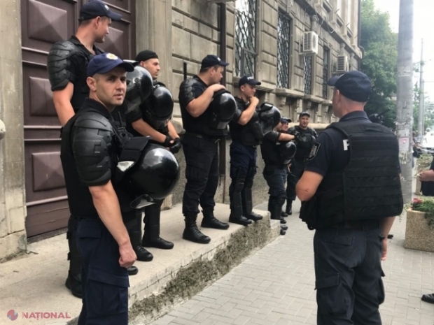 VIDEO // CEC, păzită de polițiști înarmați: Comitetul de Rezistență Națională, protest față de invalidarea alegerilor din Chișinău
