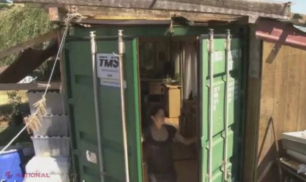 FOTO // A transformat o ghenă de gunoi într-o căsuţă cochetă. Locuieşte acolo cu fiica ei. Cum arată locuinţa
