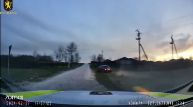 VIDEO // Un șofer BEAT a fost la un pas să se RĂSTOARNE cu mașina sa, după ce a ignorat somațiile inspectorilor de patrulare. Urmărire ca în filme în satul Târnova, raionul Dondușeni