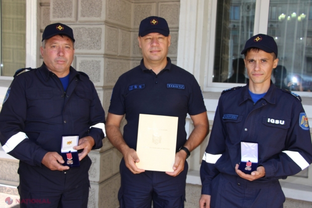 Pompierii care au salvat doi copii din FLĂCĂRI la Căușeni, DECORAȚI