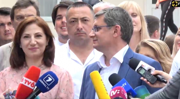 VIDEO, FOTO // Liderul PAS, Igor Grosu, a votat, în PREMIERĂ, alături de soția sa. „Cetățenii R. Moldova vor o SCHIMBARE, toți s-au săturat de hoți. Să facem această schimbare, începută în noiembrie 2020, IREVERSIBILĂ”