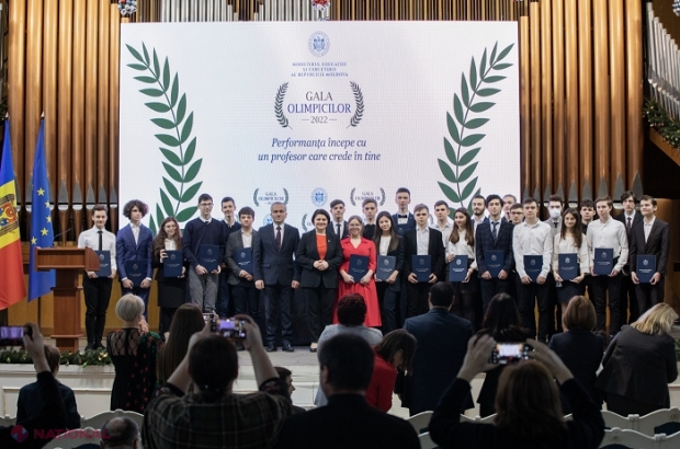 GALA OLIMPICILOR // PREMII de la Guvern pentru elevii și profesorii care au câștigat medalii pentru R. Moldova la concursurile internaționale în 2022: „Cheia succesului este munca asiduă”