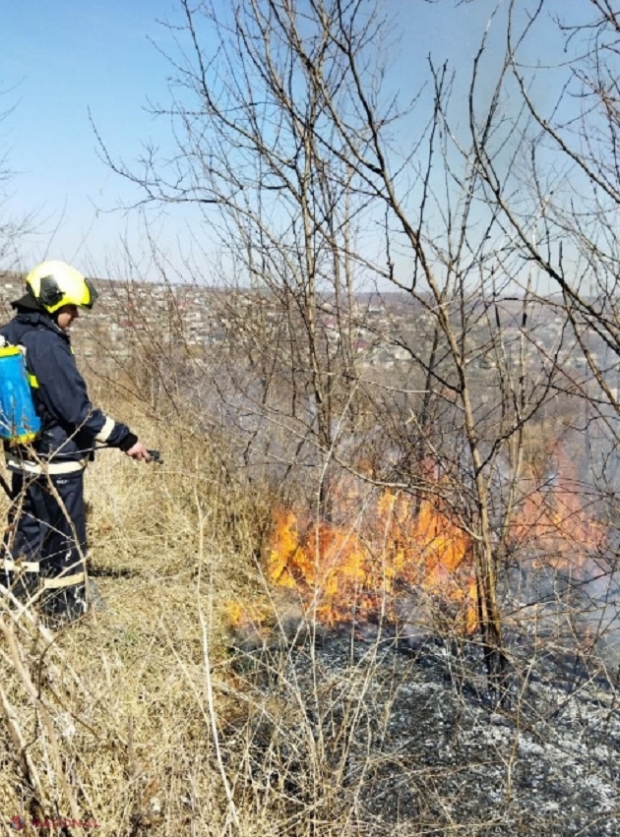 FOTO, VIDEO // Localități întregi din R. Moldova, amenințate de FLĂCĂRI: Zeci de mii de hectare au ARS în ultimele trei luni, distrugând totul în cale. Autoritățile anunță amenzi de până la 50 de mii de lei pentru cei care provoacă incendii