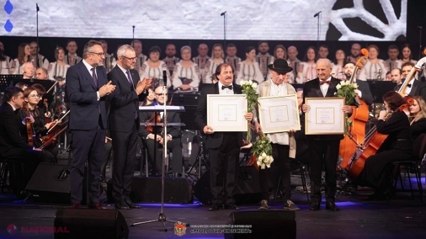FOTO // Unirea Basarabiei cu România de acum 105 ani, retrăită prin cântec, vers și imagini de arhivă la Chișinău: Trei titani ai muzicii românești, premiați de către „doi miniștri ai aceleiași culturi”. „Nu există Prutul ca graniță în cultură”