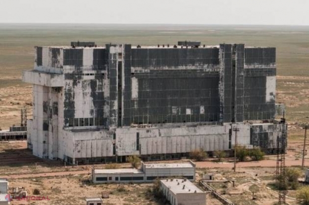 FOTO // Un fotograf a trecut pe lângă ceea ce părea un hangar dintr-un aeroport. Când a intrat a descoperit ceva istoric