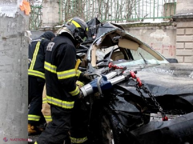 ACCIDENT cu implicarea unui microbuz de rută cu 14 oameni la bord: Salvatorii au scos dintre fiare un șofer