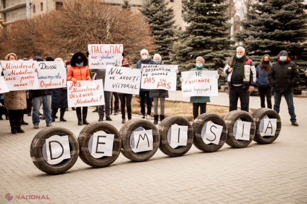 Flashmob cu ANVELOPE la Ministerul Mediului. Participanții au cerut DEMISIA ministrei Catarangiu