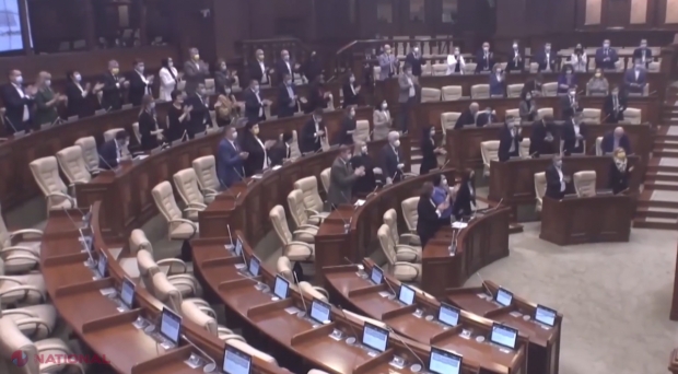 VIDEO // Moment EMOȚIONANT în plenul Parlamentului. Deputații au APLAUDAT în picioare poporul ROMÂN și Guvernul României, care tot timpul au fost alături de R. Moldova: „Este imposibil de evaluat AJUTORUL oferit de România”