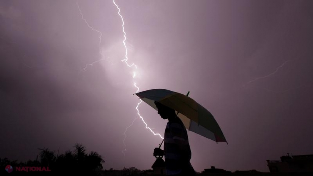 METEO // Un front atmosferic ce va traversa în următoarele ore teritoriul R. Moldova aduce PLOI cu descărcări electrice și o RĂCIRE bruscă a vremii