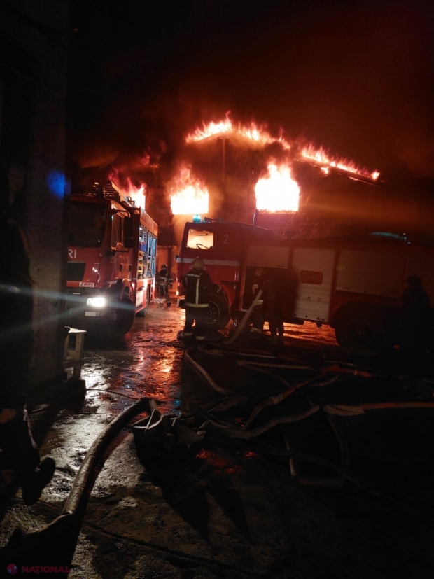VIDEO // INCENDIU de proporții în Chișinău: Peste 60 de pompieri, mobilizați să lupte cu flăcările