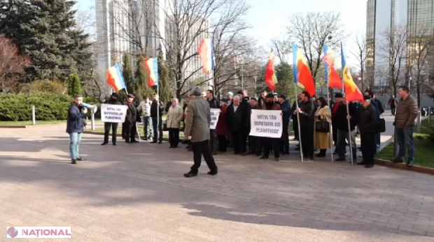 Acțiune de PROTEST în fața Parlamentului: „R. Moldova are nevoie de stat de drept, nu de sistem uninominal”