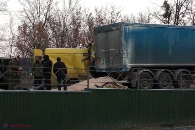 FOTO // ACCIDENT cumplit în Ucraina, cu implicarea unui microbuz plin cu moldoveni: Trei persoane au decedat și patru au ajuns la spital. Celulă de CRIZĂ la Guvern