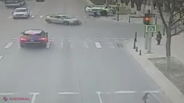 VIDEO // Camerele de supraveghere au surprins ACCIDENTUL cu implicarea unei mașini a POLIȚIEI. Cine se face vinovat de RĂSTURNAREA automobilului INP: „Urmările puteau fi mult mai grave”