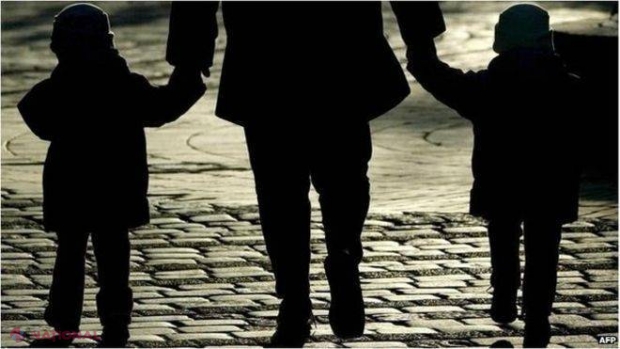 I-a luat din stradă și îi crește ca pe propriii copii. La 28 de ani crește singură patru băieței