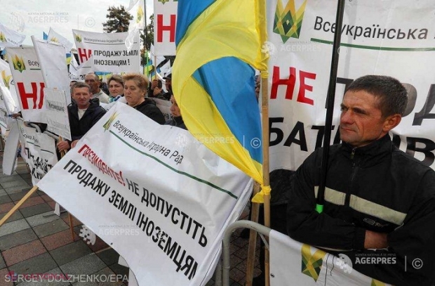 Ucrainenii au ieșit în stradă să PROTESTEZE împotriva „capitulării” în fața separatiștilor, condamnând poziția lui Zelenski: „Oamenii nu au murit pentru asta”