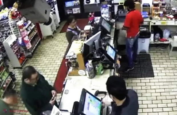VIDEO // Reacţia violentă a unui bărbat care a vrut să plătească cu cardul