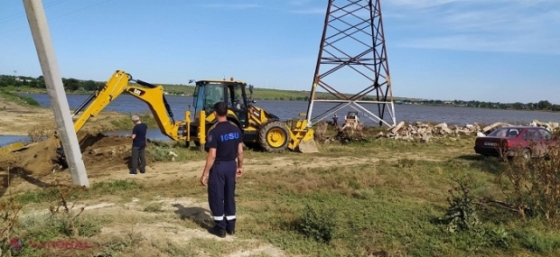 FOTO // Risc de INUNDAȚII la Comrat: Salvatorii lucrează de două zile pentru a întări digul de protecție al lacului din preajma municipiului