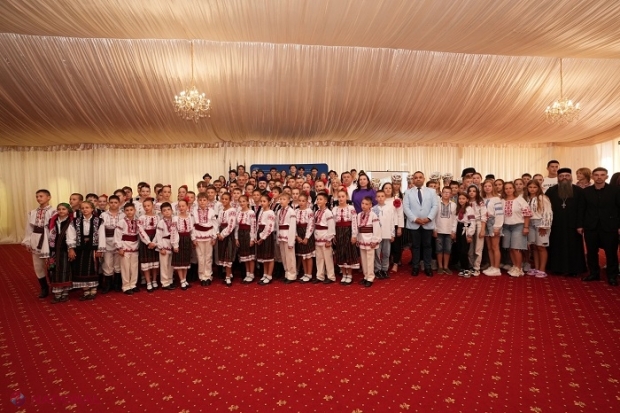 Circa 7 000 de copii ai românilor de pretutindeni, inclusiv din R. Moldova, au participat la cea de-a XV-a ediție a Programului de Tabere „ARC” a Guvernului României: „Șansa să simțiți că faceți parte dintr-o comunitate mai mare: poporul român”
