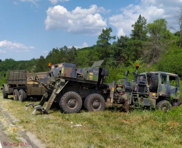 FOTO // Un autocamion s-a RĂSTURNAT în șanț, la Anenii Noi, și a fost scos cu un „URAL” din dotarea Armatei Naționale