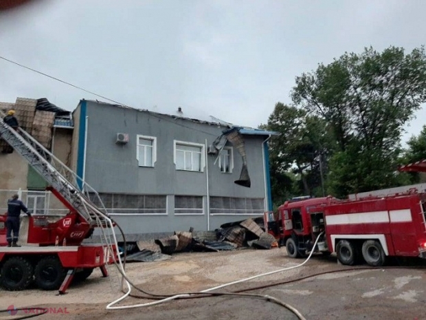 FOTO // Inspectoratul de Poliție al raionului Rezina a luat FOC: Șase echipaje de salvatori și pompieri au luptat cu flăcările