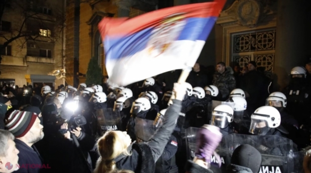 VIDEO // Palatul prezidențial din Belgrad, ATACAT de simpatizanții sârbi ai lui Putin. Cine sunt „patrioții“ care cer ajutorul Rusiei în mijlocul revoltei