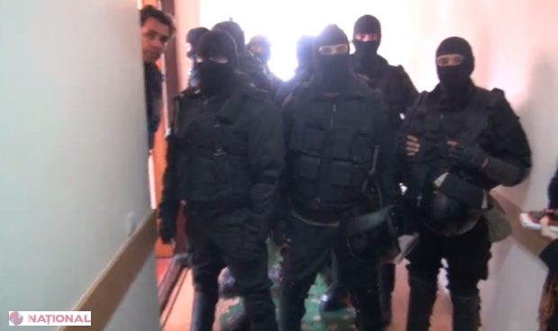 Jurnaliștii, ALUNGAȚI de mascați de lângă sala de judecată
