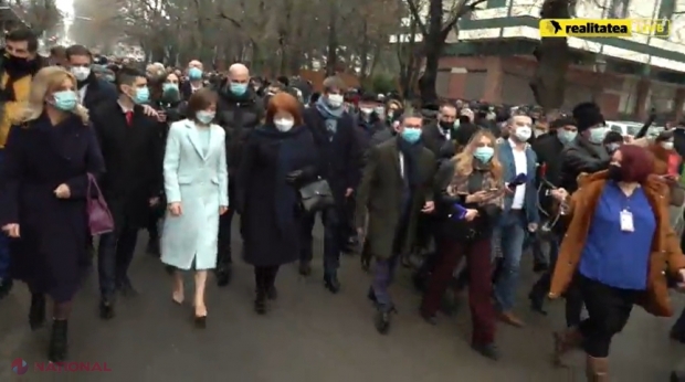VIDEO // Maia Sandu a făcut o BAIE de mulțime la ieșirea din Palatul Republicii și a pus pe jar angajații SPPS. Președintele a pornit la pas spre monumentul lui Ștefan cel Mare și Sfânt, deși Mercedesul PREZIDENȚIAL o aștepta la ieșire