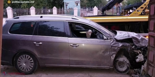 VIDEO // Cum au reușit doi inși din Ialoveni să FURE un automobil, după care să-l izbească într-un obstacol de pe marginea carosabilului. Suspecții au consumat băuturi alcoolice înainte de a urca la volan