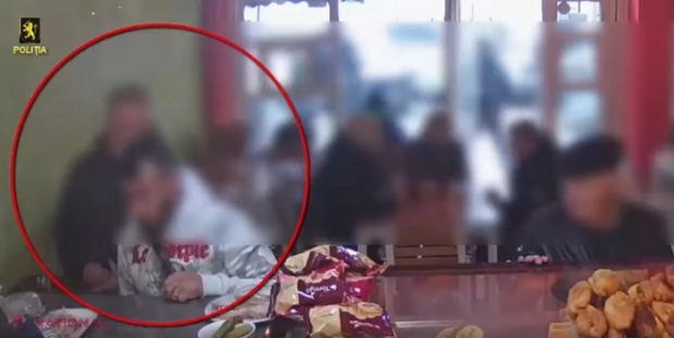 VIDEO // Momentul în care un bărbat este deposedat de bani, acte și telefon într-un local din Chișinău: Prejudicii de 22 000 de lei și pungași reținuți