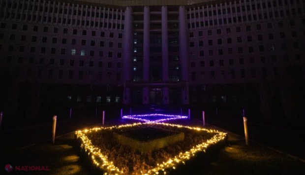 VIDEO // Parlamentul de la Chișinău s-a alăturat campaniei globale de susținere a Ucrainei: Lumini stinse și scuar iluminat în culorile steagului ucrainean